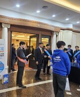 2025 남도국제미식산업박람회 입구에서 파란색 띠를 두르고 홍보 활동중인 관계자들 모습