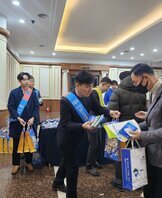 2025 남도국제미식산업박람회 입구에서 파란색 띠를 두르고 홍보 활동중인 관계자들 모습