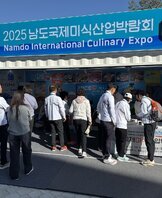 전국생활체육대축전 홍보관에서 2025남도국제미식산업박람회를 시민들에게 홍보중인 모습