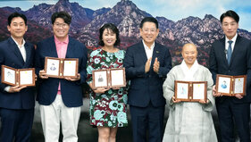 김영록 전라남도지사가 7일 도청 접견실에서 열린 ‘2025 남도국제미식산업박람회 홍보대사 위촉식’에서 정관스님, 오세득 셰프, 홍신애 셰프, 임희원 셰프, 유튜버 마츠다에게 홍보대사 위촉장을 수여했다.
