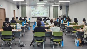 회의실에서 남도국제미식산업박람회 시군 홍보부스 운영 관련 설명회를 듣는 사람들