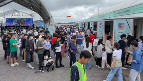 박람회장을 찾은 사람들