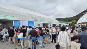 아세안파빌리온 부스 앞 관람객들