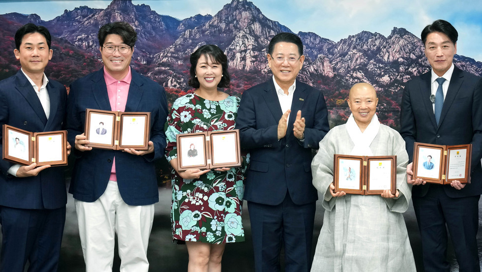 김영록 전라남도지사가 7일 도청 접견실에서 열린 ‘2025 남도국제미식산업박람회 홍보대사 위촉식’에서 정관스님, 오세득 셰프, 홍신애 셰프, 임희원 셰프, 유튜버 마츠다에게 홍보대사 위촉장을 수여했다.