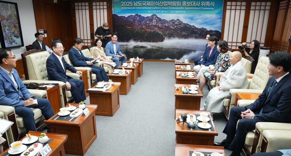 김영록 전라남도지사가 7일 도청 접견실에서 열린 ‘2025 남도국제미식산업박람회 홍보대사 위촉식’에서 정관스님, 오세득 셰프, 홍신애 셰프, 임희원 셰프, 유튜버 마츠다에게 홍보대사 위촉장을 수여했다.