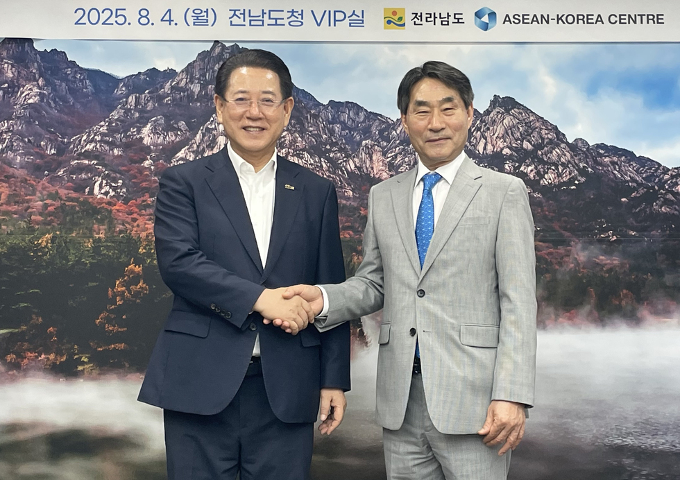 (2025 남도국제미식산업박람회 연계 업무협약) 김영록 전라남도지사가 4일 도청 접견실에서 김재신 한-아세안센터 사무총장과 2025 남도국제미식산업박람회 성공 개최 및 아세안 지역 교류증진을 위한 업무협약을 체결하고 있다.
