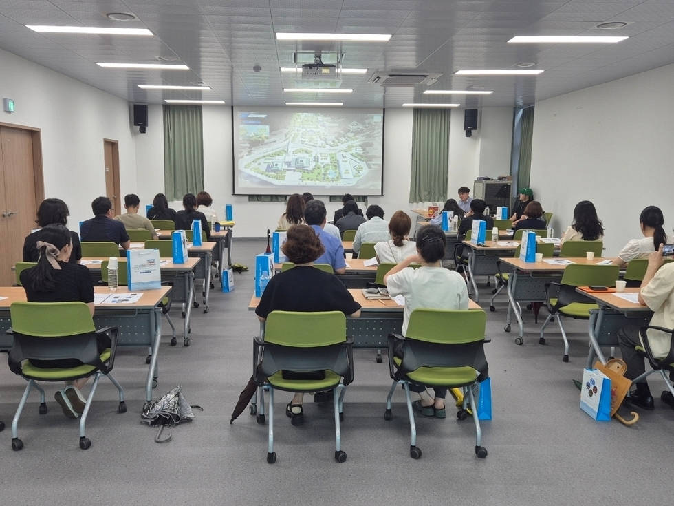회의실에서 남도국제미식산업박람회 시군 홍보부스 운영 관련 설명회를 듣는 사람들