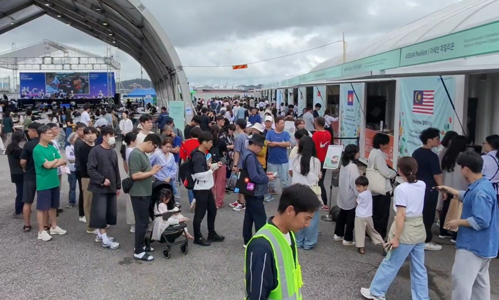 박람회장을 찾은 사람들