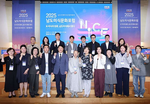 요리장인이 수강생들에게 요리에 대해 설명해주는 모습