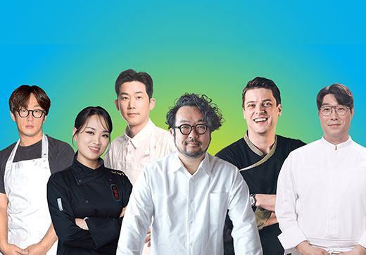 셰프가 요리를 디쉬에 놓는 모습