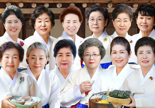 셰프가 요리를 디쉬에 놓는 모습