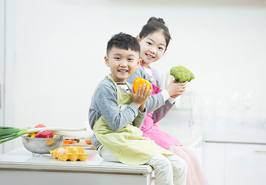 셰프가 요리를 디쉬에 놓는 모습