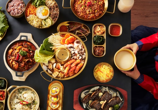 요리와 전통주가 놓여진 상