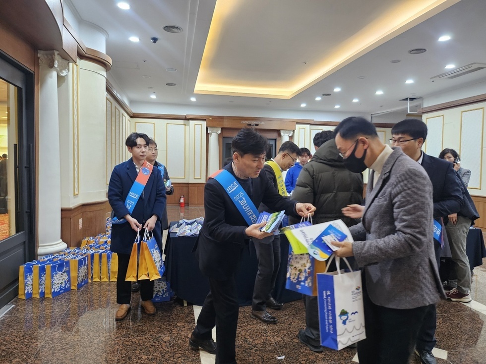 2025 남도국제미식산업박람회 입구에서 참석자들에게 기념품을 나눠주고 있는 모습