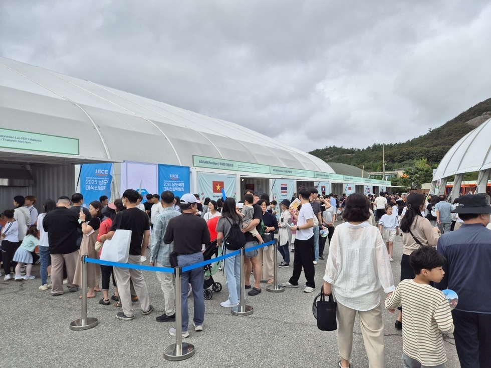 아세안파빌리온 부스 앞 관람객들